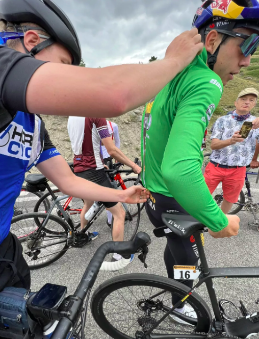 WOUT VAN AERT GIVES HIS GREEN JERSEY AWAY TO A LUCKY SPECTATOR